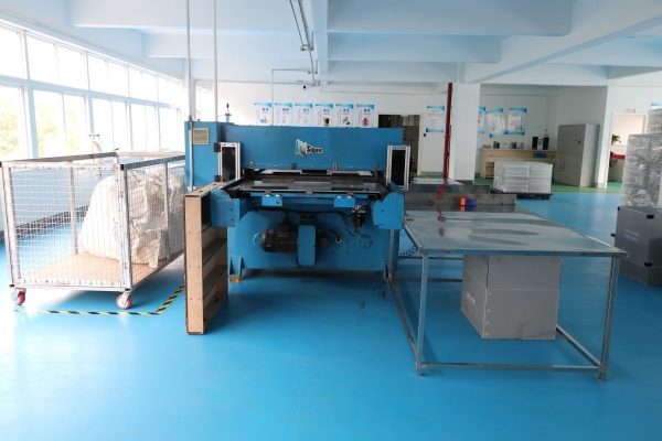 吸塑包(bāo)裝生産車(chē)間