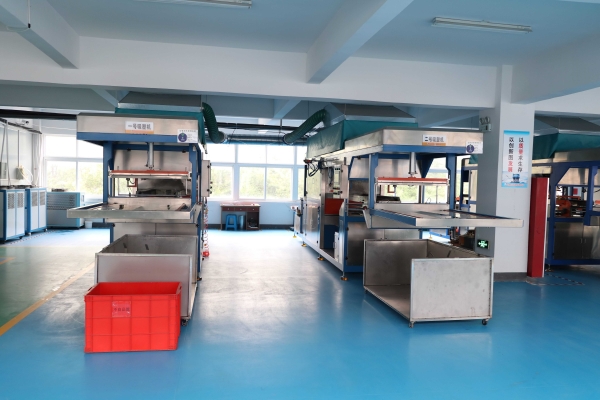 吸塑包(bao)裝生産(chan)車間