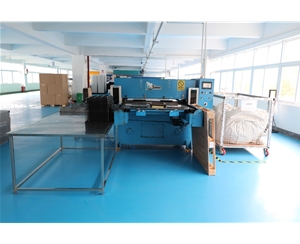 吸(xi)塑包裝生産車(chē)間